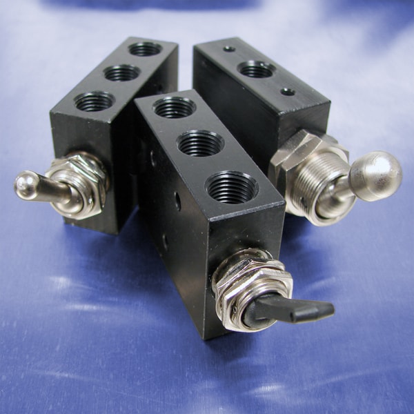 Detented Toggle (1/8 NPT (F), 4Way Valves) Pneumadyne